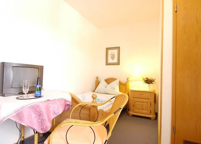 Haus Iris بيت ضيافة 3*